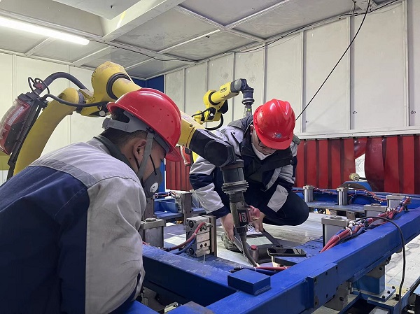14點(diǎn)，江蘇長(zhǎng)江智能制造研究院有限責(zé)任公司秦拓、王豪在無(wú)錫現(xiàn)場(chǎng)進(jìn)行新能源電池托盤焊接項(xiàng)目的設(shè)備安裝及調(diào)試工作.jpg