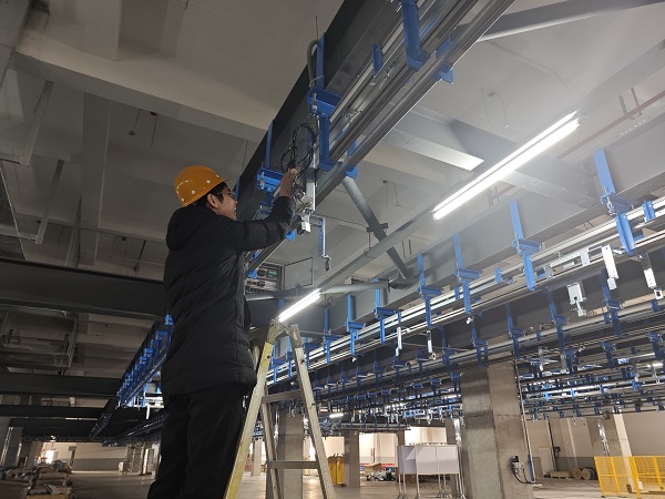 6. 浙江杭州，北自科技陳凱在化纖懸掛線項(xiàng)目上檢查電氣線路.jpg