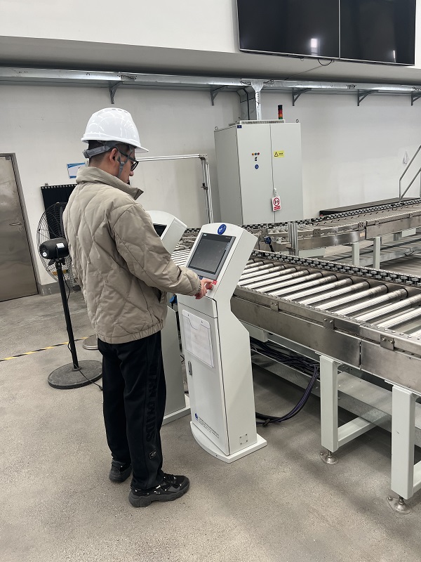 8. 江蘇常州，北自藍(lán)邦周褚飛在操作輻照設(shè)備.jpg