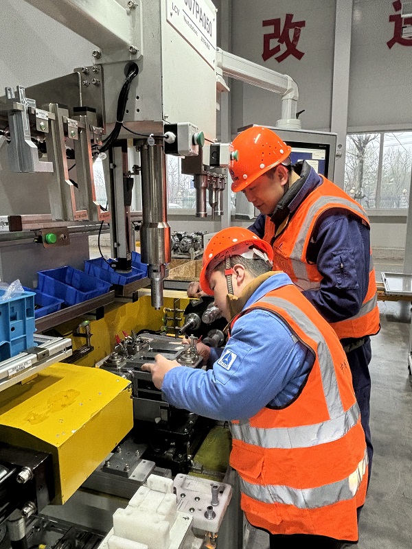 2. 浙江嘉興，智能裝配事業(yè)部陶東凱、韓冰華在AMT變速箱柔性生產(chǎn)線項(xiàng)目現(xiàn)場(chǎng)調(diào)試.jpg