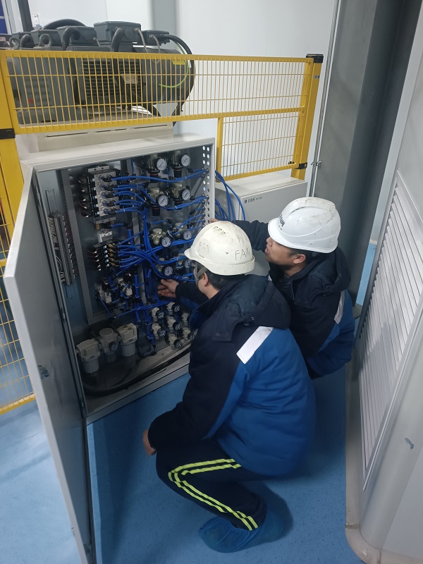 1. 天津，自控事業(yè)部竇增濤、趙強(qiáng)磊正在BOPA成套裝置及服務(wù)采購(gòu)項(xiàng)目上進(jìn)行調(diào)試.jpg