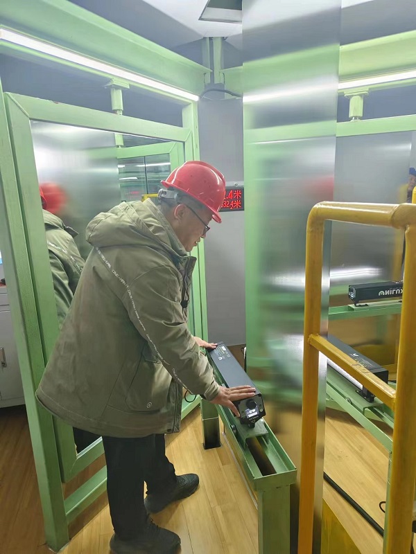 4. 山東臨清，冶金事業(yè)部劉波正在檢查帶鋼表面質(zhì)量.jpg